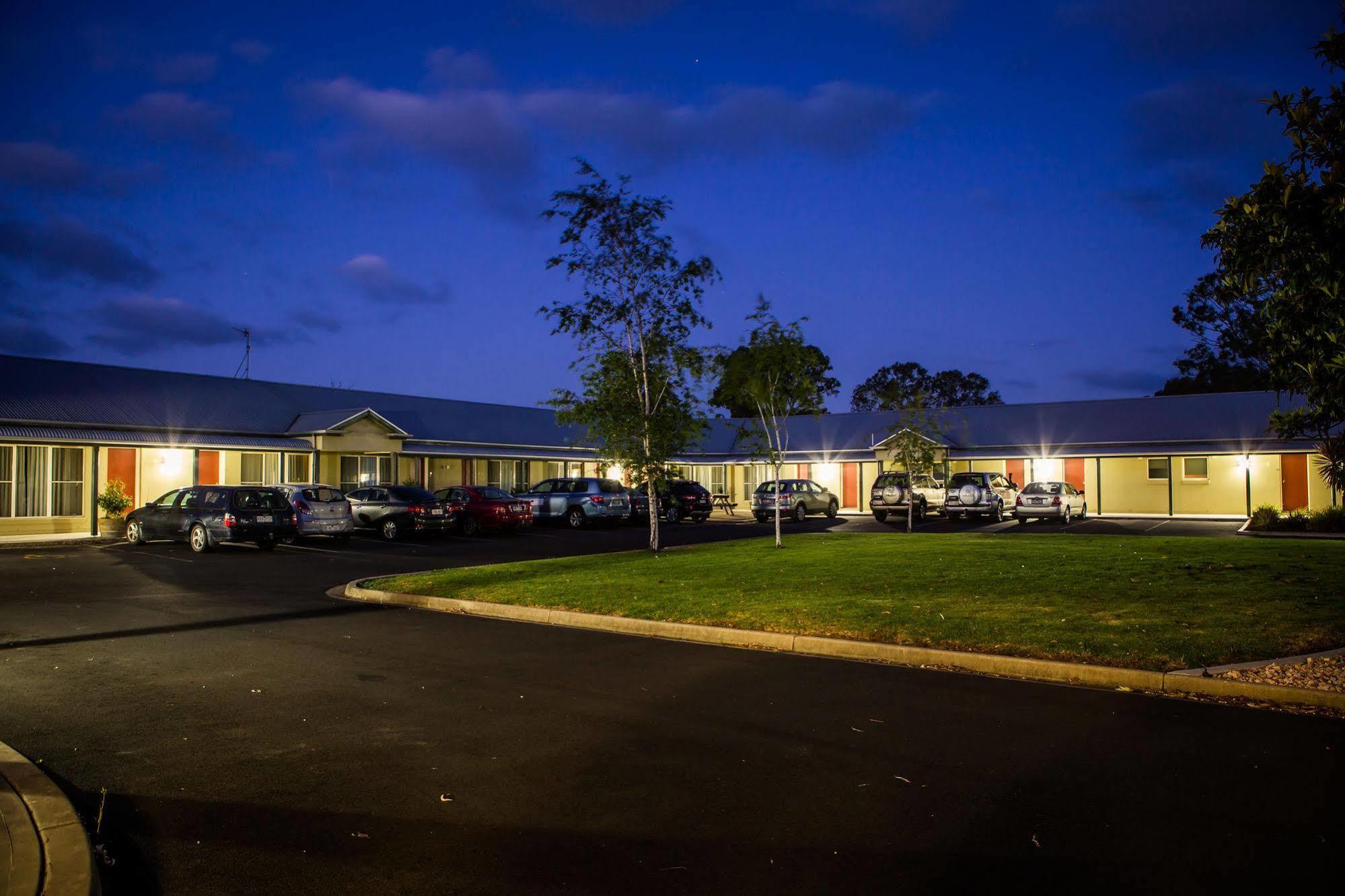 Alexander Cameron Suites Penola Exterior photo