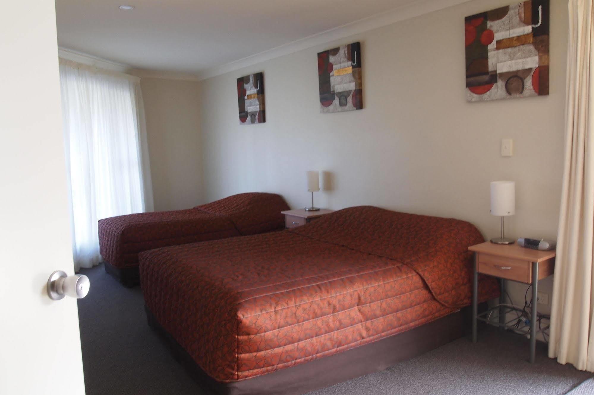 Alexander Cameron Suites Penola Exterior photo