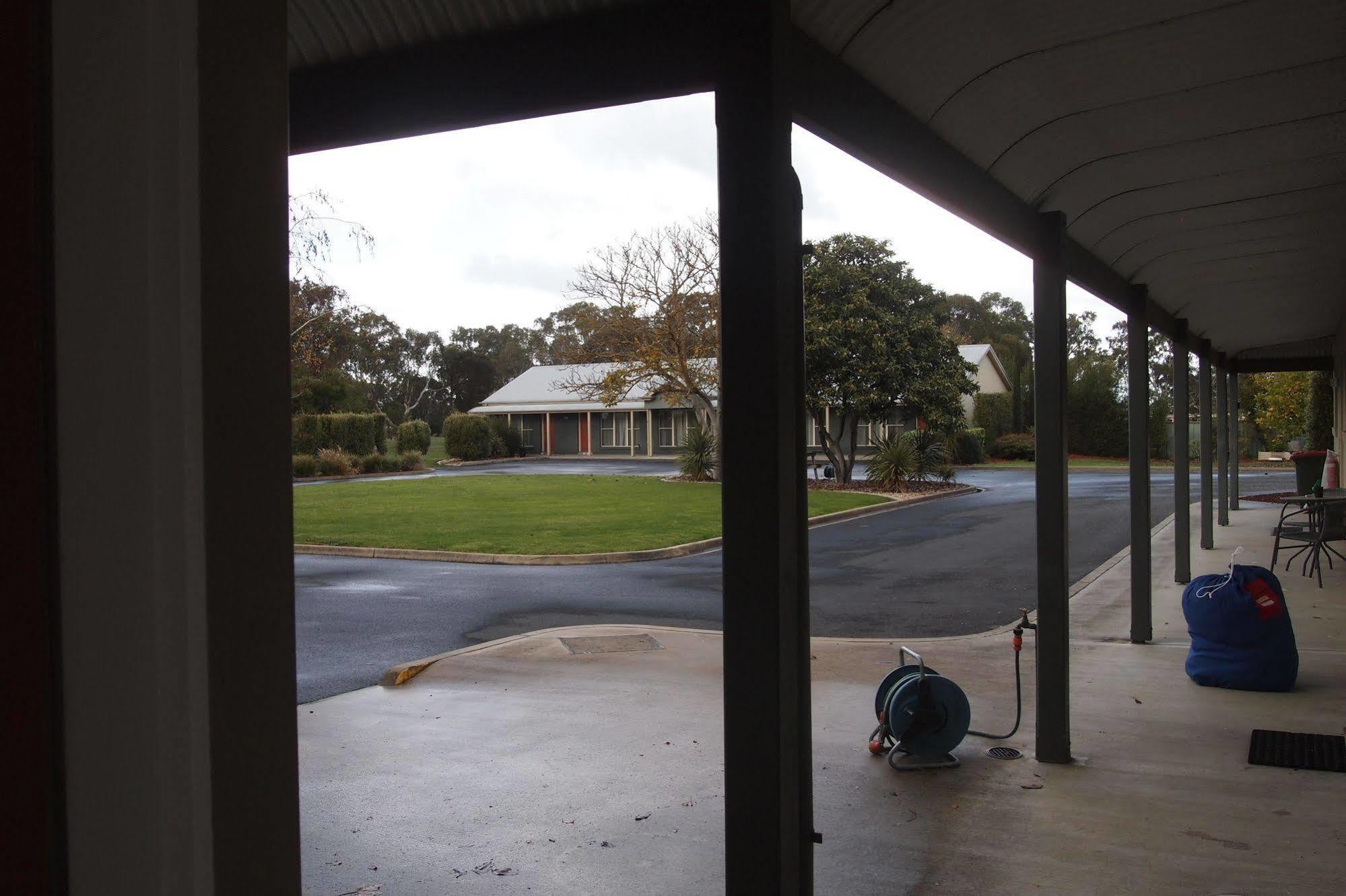 Alexander Cameron Suites Penola Exterior photo
