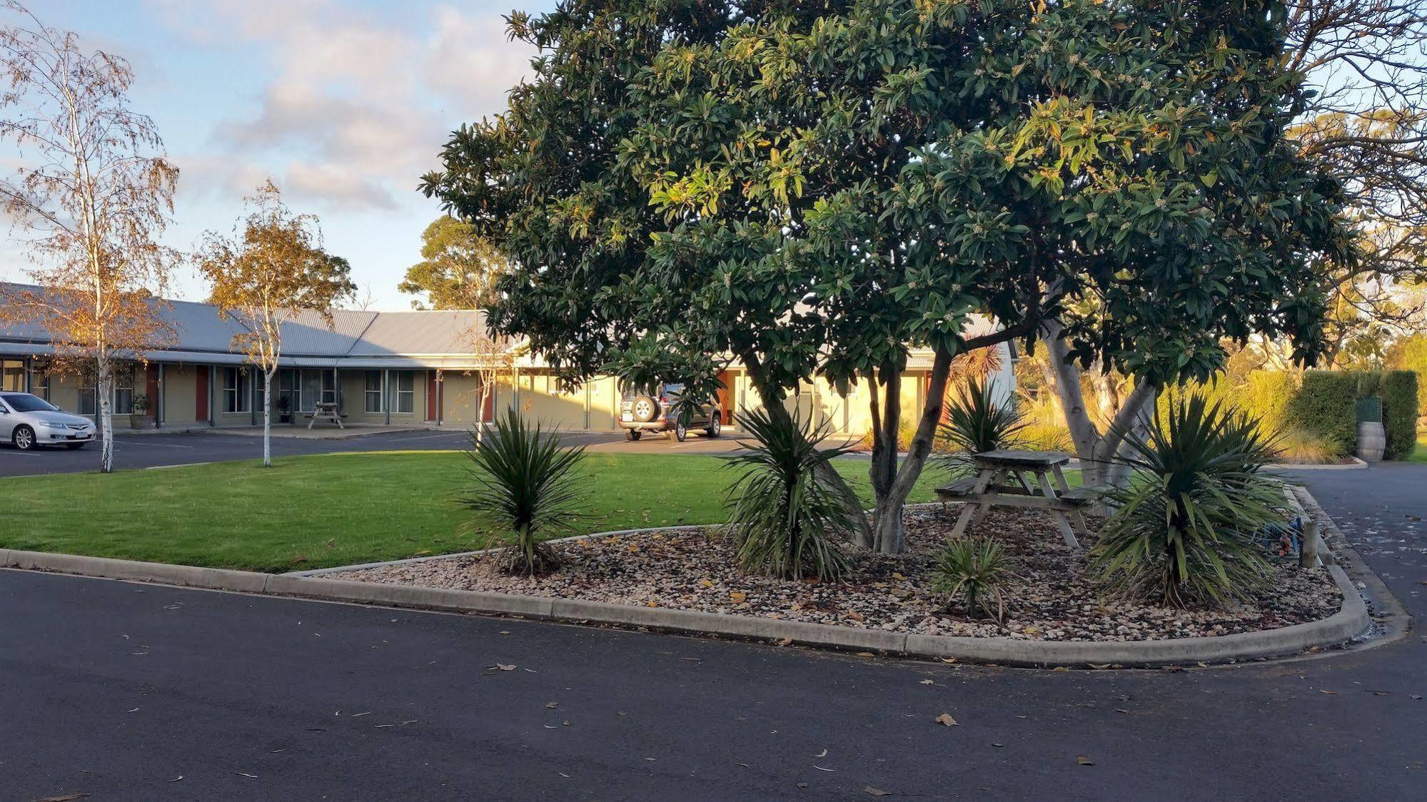 Alexander Cameron Suites Penola Exterior photo