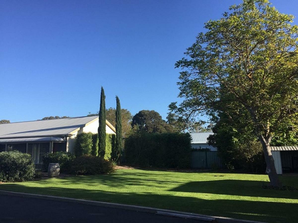 Alexander Cameron Suites Penola Exterior photo