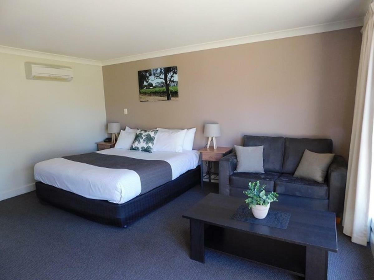 Alexander Cameron Suites Penola Exterior photo